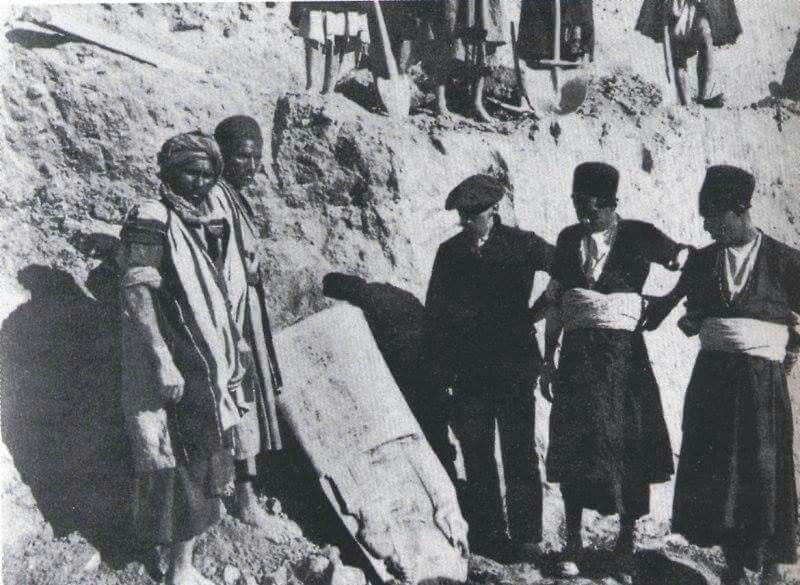 لحظه کشف منشور حمورابی در شوش ایران + عکس