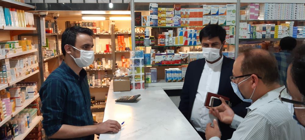 بازدید سرزده دکتر صبری پور فرماندار شادگان از برخی داروخانه های شهرستان جهت بررسی توزیع عادلانه ماسک با قیمت مصوب