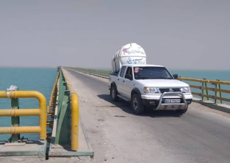 نصب یک مخزن آب شرب دراسکله صیادی  بحرکان