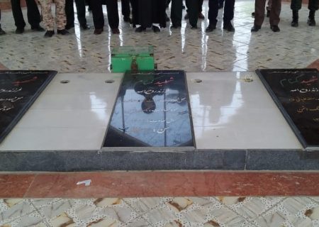 عطرافشانی  از ۱۳۶ شهید درمزار شهدای ۸ سال دفاع مقدس در هندیجان