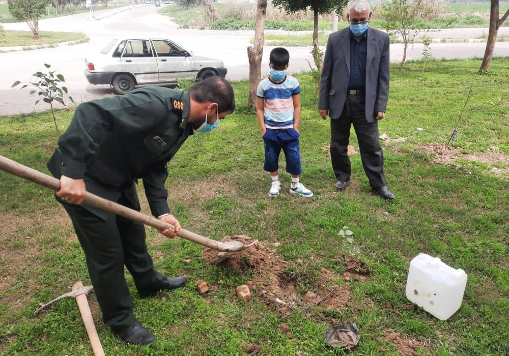 کاشت نهال به یاد شهید حسین شوهانی  توسط فرمانده حوزه بسیج دانش آموزی شوش