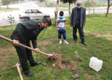 کاشت نهال به یاد شهید حسین شوهانی  توسط فرمانده حوزه بسیج دانش آموزی شوش