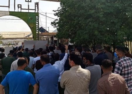 تجمع دانشجویان مقابل کارخانه نیشکر هفت‌تپه به مناسبت خلع ید مالک