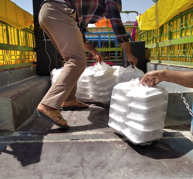 توزیع غذای گرم با همکاری ستاد اجرایی فرمان حضرت امام(ره) و بسیج سازندگی شوش