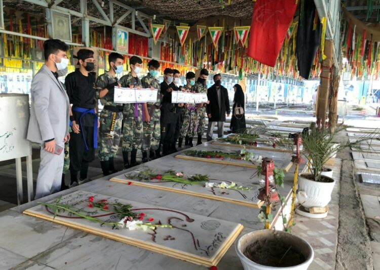 آیین غبار روبی و عطر افشانی گلزار شهداء به مناسبت دهه فجر دراهواز انجام شد + تصویر