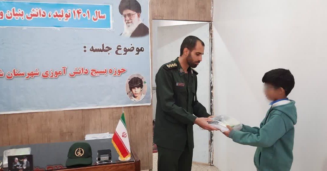 توزیع لوازم التحریر بین دانش آموزان نیازمند شوشی