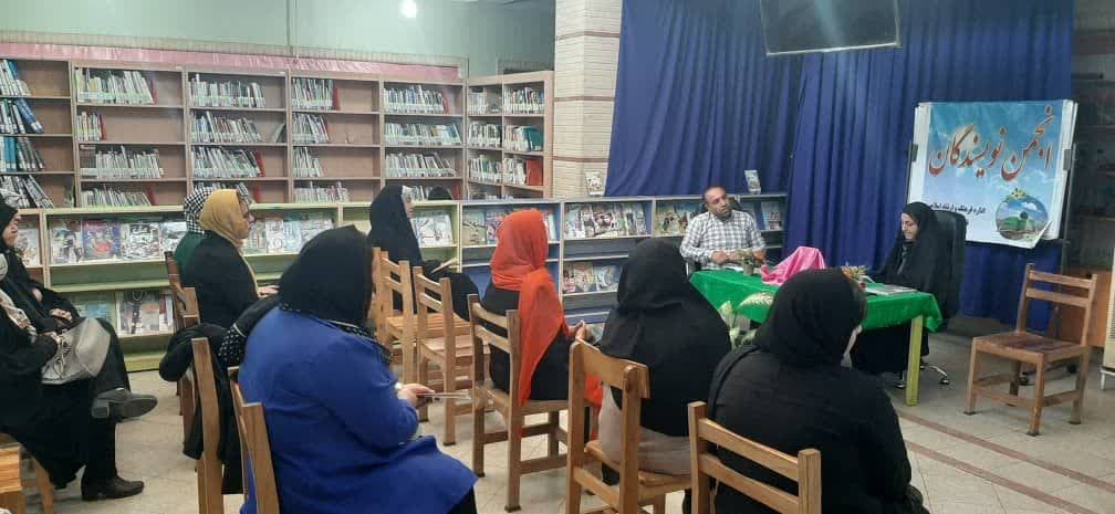 جلسه نقد و بررسی کتاب خاطرات ترک خورده اثر سرکار خانم مریم داوودی برگزار شد