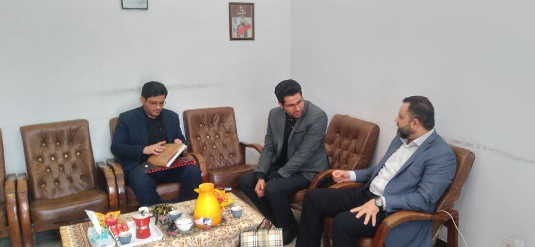 بازدید  فرماندار شهرستان شوش از کتابخانه عمومی فجر
